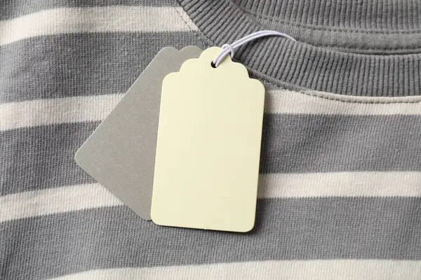 Çizgili giysinin üzerindeki karton etiketler, üst görünüm