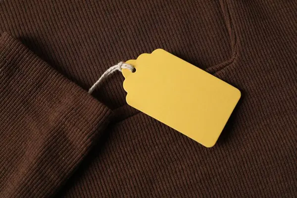 Kahverengi elbisedeki karton etiket, üst görünüm