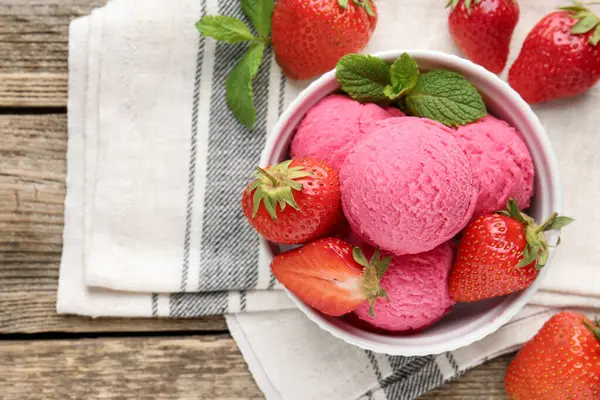 Çilekli şerbet ve ahşap masada servis edilen nane şekeri.