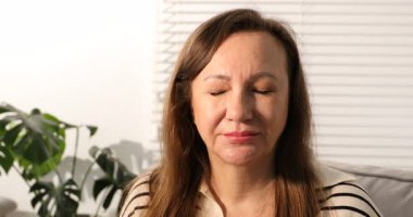 Güzel kadın evde göz yorgunluğundan muzdarip.