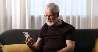 Evde akıllı telefon kullanan görme sorunu olan son sınıf öğrencisi.