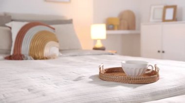 Odasında yumuşak çarşaflar olan rahat bir yatak, kamera hareket ediyor, kamera sağa dönüyor. Ev tekstili
