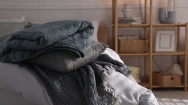 Yumuşak çarşafları ve odada battaniyeleri olan rahat bir yatak, kamera hareket ediyor. Ev tekstili