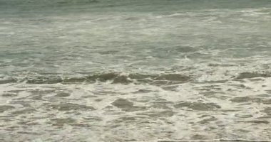 Güzel dalgalı deniz manzarası yaz günü
