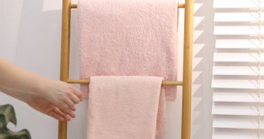 Tuvalette ellerini havluyla silen kadın, yakın plan. Kamera aşağı iniyor