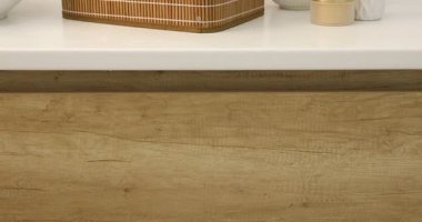 Depoda yumuşak havlular, şakayık çiçekleri ve kozmetik ürünleri kapalı alanda, kamera yukarı çıkıyor.