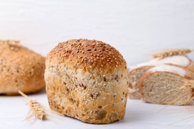 Taze pişmiş somunlar ve hafif desenli masada dikenler, yakın plan.