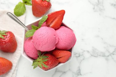 Serinletici şerbet, çilek ve nane şekeri beyaz mermer masada, düz yerde. Metin için boşluk