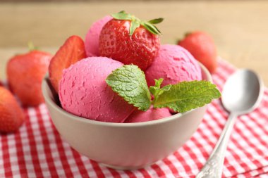 Tazeleyici şerbet, çilek ve nane şekeri, yakın plan.