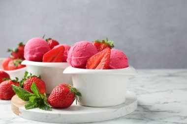 Tazeleyici şerbet, çilek ve nane şekeri beyaz mermer masada gri arka planda, yakın plan