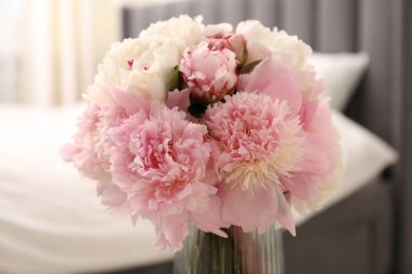 Bir buket güzel şakayık vazonun içinde, yakın plan.