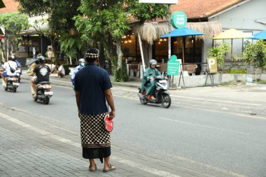 Bali, Endonezya - 22 Mayıs 2025: Trafik kontrolörü