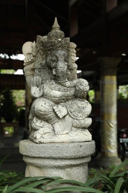 Bali, Endonezya - 22 Mayıs 2025: Açık havada güzel taş bir Ganesha heykeli