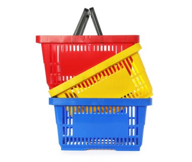 Beyaza izole edilmiş renkli alışveriş sepetleri yığını