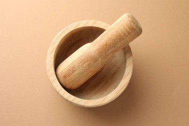 Açık kahverengi zemin üzerinde ahşap harç ve tokmak, üst görünüm