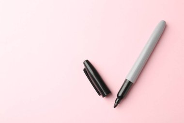 Açık pembe arka planda bir siyah işaret, üst manzara. Metin için boşluk