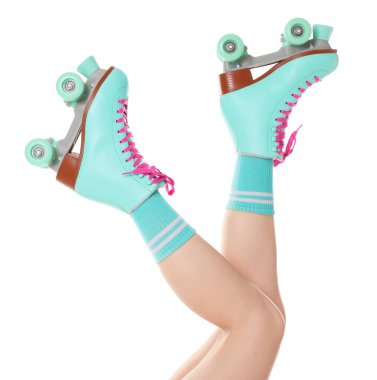 Beyaz arka planda patenli kadın, yakın plan.