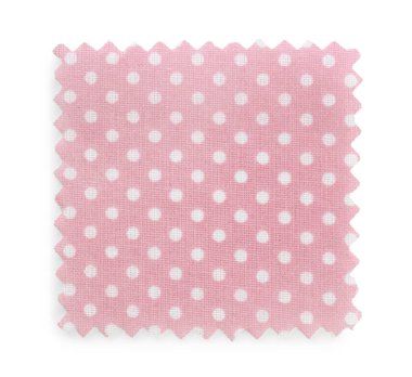 Puantiyeli pembe kumaş örneği beyaz, üst görünümde izole edilmiş.