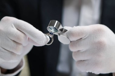 Loupe 'un lüks yüzük değerlendirmesi yapan eksper, yakın plan.