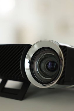 Beyaz masa üzerinde modern video projektörü, yakın plan.