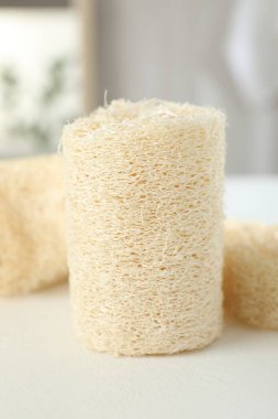 Beyaz masada farklı lif süngeri, yakın plan.