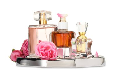 Birçok farklı parfüm şişeleri ve güller beyaz üzerine izole edilmiş.