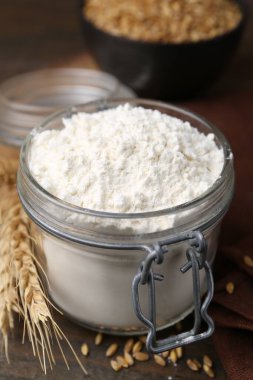 Buğday unu, tahıl ve çiviler ahşap masada, yakın plan.