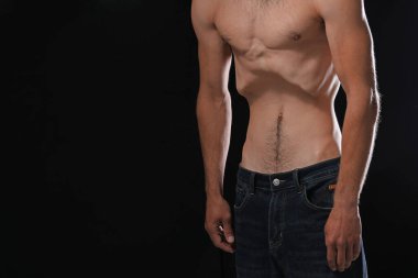 Siyah arka planda anoreksiden muzdarip bir adam, yakın plan. Metin için boşluk