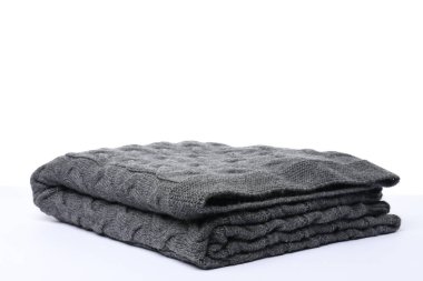 Beyaz arkaplanda katlanmış gri yün battaniye