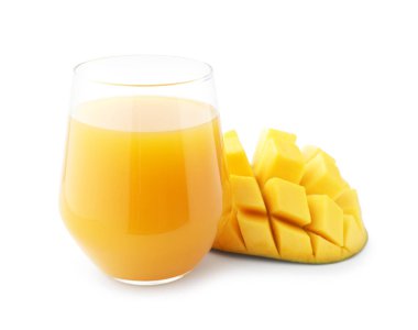 Bardakta lezzetli mango suyu ve beyaz üzerine izole edilmiş taze meyve.