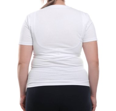 Kilo kaybı. Artı beyaz arka planda boyda bir kadın, yakın plan.