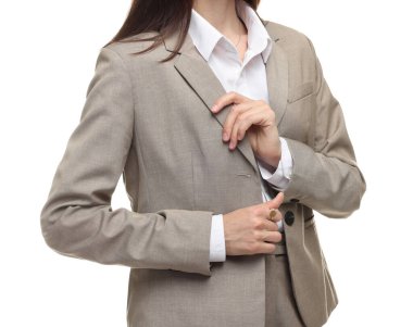 Beyaz arka planda takım elbiseli kadın, yakın plan.