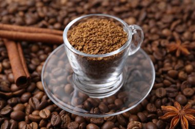 Granüllü hazır kahve, yıldız anason ve tarçınlı fasulye, yakın plan.