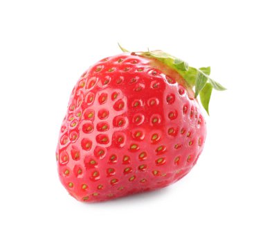 Olgunlaşmış bir çilek beyazda izole edilmiş.