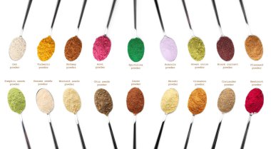 Süper yiyecekler. Farklı kaşık tozları ve beyaz arka planda isimler, set. Üst görünüm