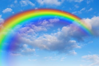 Mavi gökyüzünde parlak gökkuşağı güneşli bir günde bulutlarla