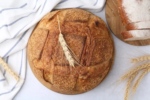 Taze pişmiş somunlar ve açık gri masada çiviler, düz uzanmış.