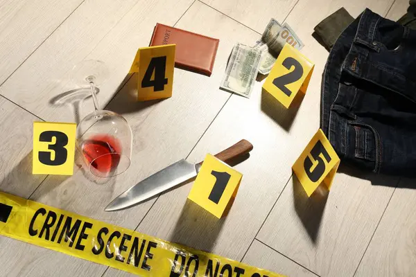 Adli tıp uzmanlığı. Kanıt, işaret ve polis bandıyla dolu olay yeri.