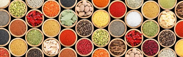 Siyah arka plandaki kaselerde farklı aromatik baharatlar seti. Pankart tasarımı
