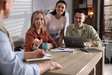 Pazarlama. İş adamlarından oluşan bir ekip ofiste birlikte çalışıyor.