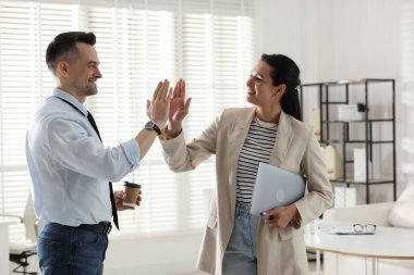 Pazarlama. Meslektaşlar ofiste beşlik çakıyor