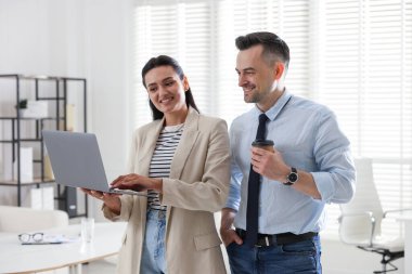 Pazarlama. Ofiste birlikte çalışan iki meslektaşım.