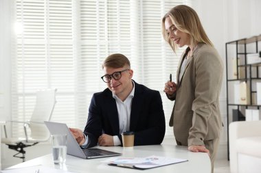 Pazarlama. Ofiste birlikte çalışan iki meslektaşım.