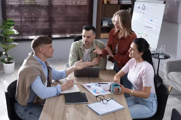 Pazarlama. İş adamlarından oluşan bir ekip ofiste birlikte çalışıyor.