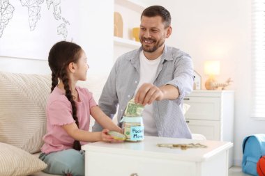 Babası kızına evde yemek masasında cep harçlığı veriyor.