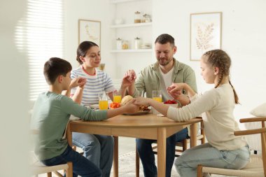Aile akşam yemeğinden önce evde dua ediyor.