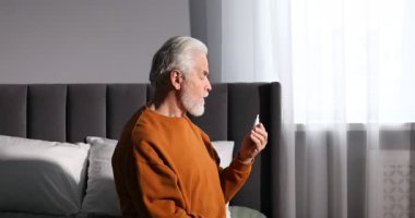 Son sınıf öğrencisi evdeki yatağa göz damlası damlatıyor. Kamera yakınlaştırılıyor