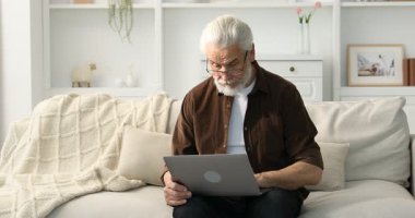 Dizüstü bilgisayarı olan yaşlı bir adam evde bir kadından göz damlası alıyor.