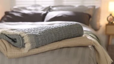 Ev yapımı. Odasında yumuşak çarşaflar ve battaniyeler olan rahat bir yatak, yakın plan. Kamera açılıyor.