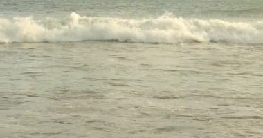 Tropikal sahildeki güzel dalgalı deniz manzarası